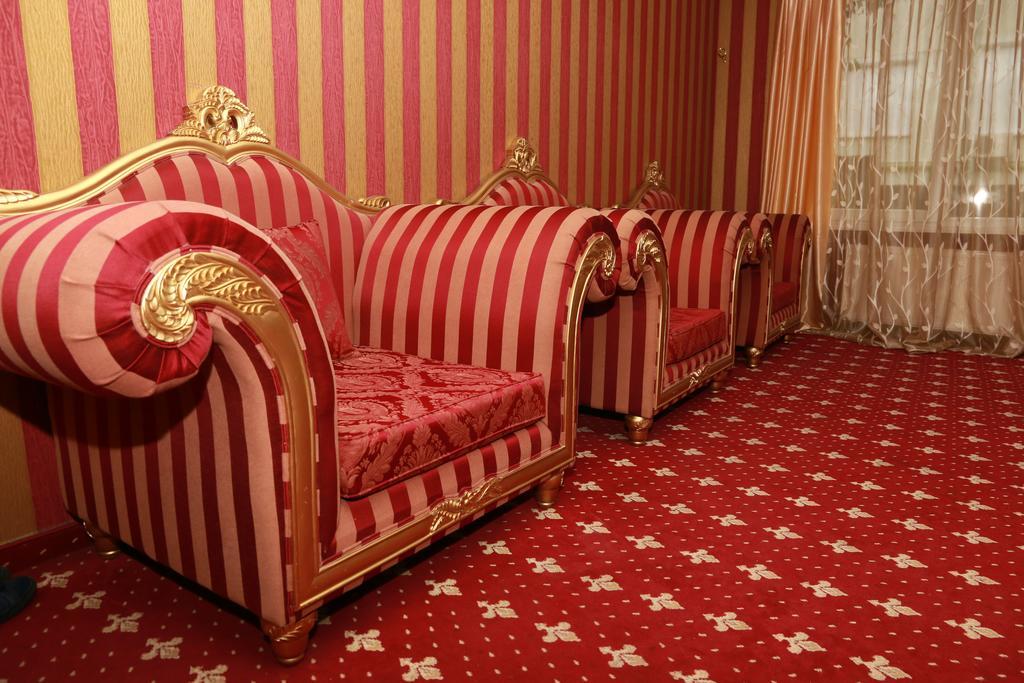 Hotel Gold Lion Chisinau Eksteriør bilde